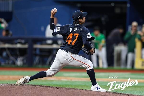 '이거 잘못된 기사죠?' 정우주, 前 한화 동료 이탈 소식에 '현실 부정'...