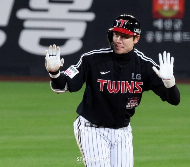 [공식발표] '다년계약설' 홍창기, 일단 20% 연봉 삭감 받고 캠프 떠난다... 송승기 277.8% 팀 내 최고 인상률 확정