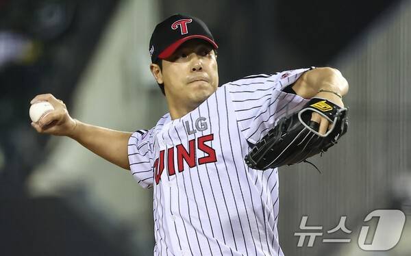 [오피셜] 역대급 계약 탄생! 42세에 2+1년 16억이나 받다니...LG 김진성, 최고 대우 받는다