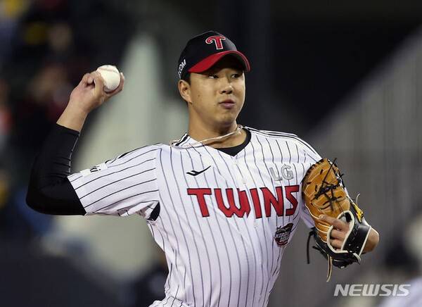 '4억→3.2억→1.8억→1억' 157km 국대 사이드암이 어쩌다…억대 연봉 붕괴 위기, 올해는 살아날까