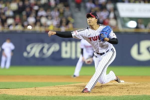 '4억→3.2억→1.8억→1억' 157km 국대 사이드암이 어쩌다…억대 연봉 붕괴 위기, 올해는 살아날까