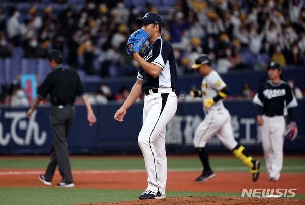 '4억→3.2억→1.8억→1억' 157km 국대 사이드암이 어쩌다…억대 연봉 붕괴 위기, 올해는 살아날까
