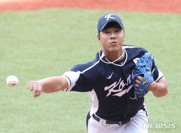 '4억→3.2억→1.8억→1억' 157km 국대 사이드암이 어쩌다…억대 연봉 붕괴 위기, 올해는 살아날까