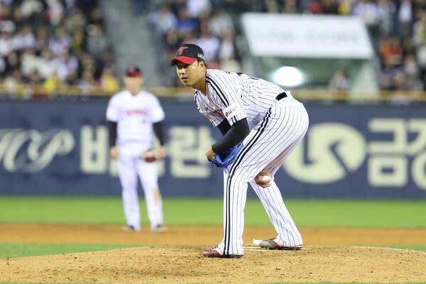 '4억→3.2억→1.8억→1억' 157km 국대 사이드암이 어쩌다…억대 연봉 붕괴 위기, 올해는 살아날까