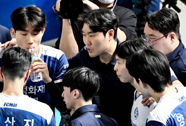 네덜란드 특급이 18점 올리면 뭐하나… 꼴찌팀 패패패, 감독대행 아쉬움