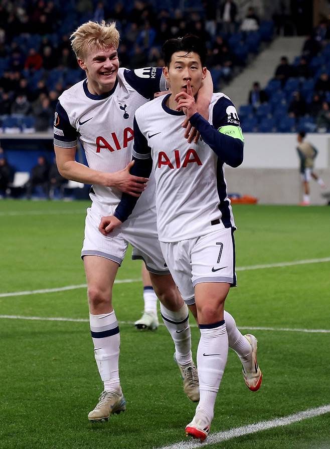 “손흥민은 토트넘 역사상 가장 위대한 선수” 숨김없이 SON에 대한 존경심 드러냈던 어린 미드필더, 발목 부상으로 이탈 ‘최대 3개월 가능성’