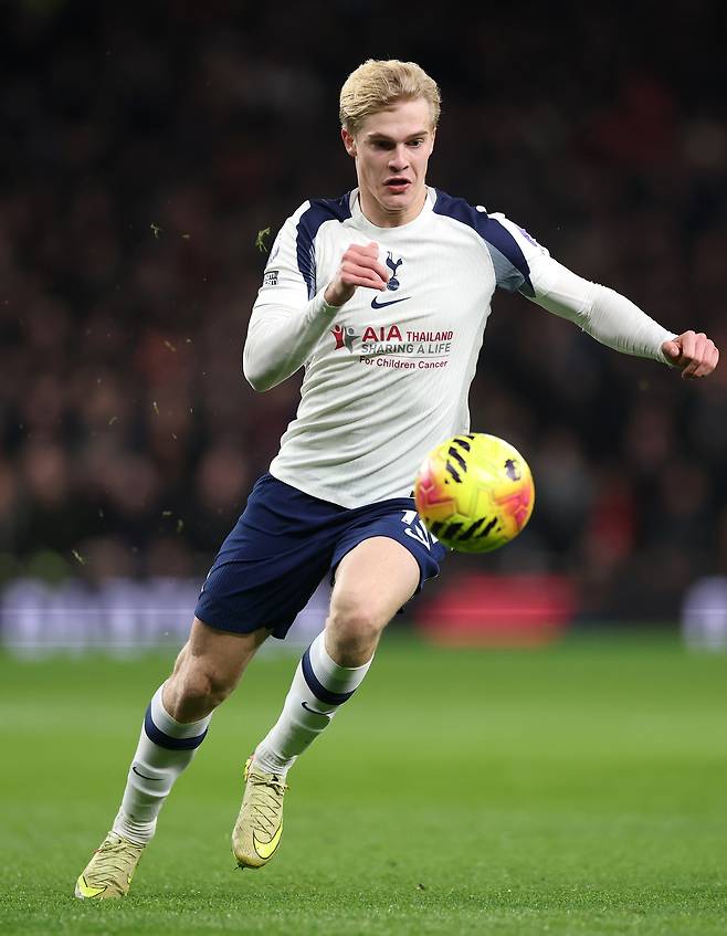 “손흥민은 토트넘 역사상 가장 위대한 선수” 숨김없이 SON에 대한 존경심 드러냈던 어린 미드필더, 발목 부상으로 이탈 ‘최대 3개월 가능성’