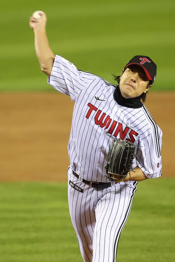 '몸 바쳐 헌신했더니 대박 났네' 최형우 넘어 신기록 쓴 김진성…나이 잊은 호투 올해도 보여 주나