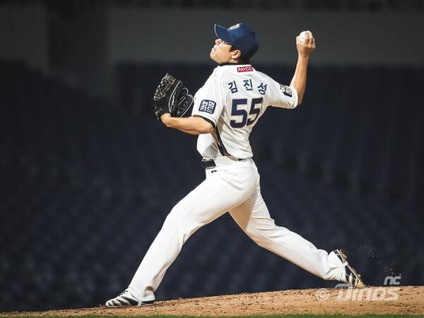'몸 바쳐 헌신했더니 대박 났네' 최형우 넘어 신기록 쓴 김진성…나이 잊은 호투 올해도 보여 주나