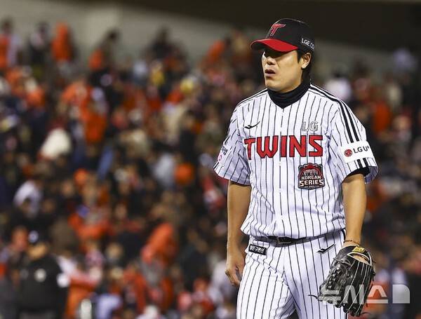 '몸 바쳐 헌신했더니 대박 났네' 최형우 넘어 신기록 쓴 김진성…나이 잊은 호투 올해도 보여 주나