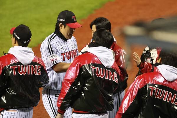 '몸 바쳐 헌신했더니 대박 났네' 최형우 넘어 신기록 쓴 김진성…나이 잊은 호투 올해도 보여 주나