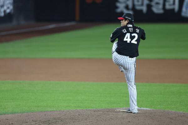 '몸 바쳐 헌신했더니 대박 났네' 최형우 넘어 신기록 쓴 김진성…나이 잊은 호투 올해도 보여 주나