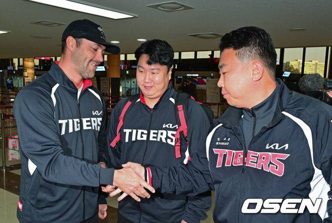 ‘ML 컴백 포기’ 30억에 KIA 남았더니 다 떠났네, 슈퍼 에이스 살벌한 경고 “찬호, 첫 타석 빈볼 조심해→그날은 쉴게”