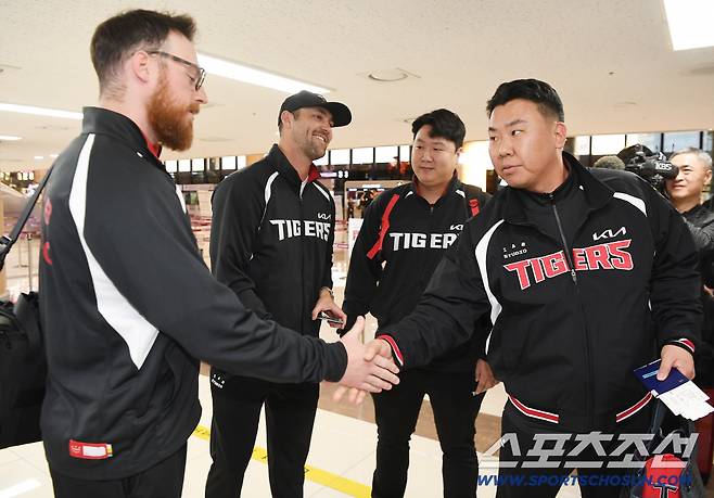 '이럴거면 최형우 잡았어야?' KIA, 42억 투자로 답했다…