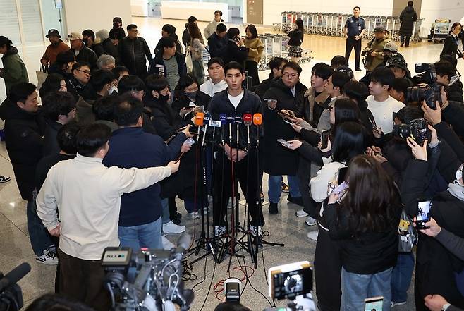 ‘품절 대란’ 두쫀쿠, 인천공항엔 널렸다?…“선수 출국도 보고, 쿠키도 사고~” [SS현장속으로]