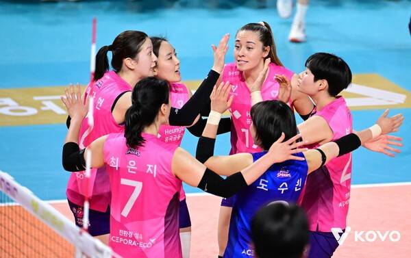 꼴찌 후보 맞아? '배구여제' 김연경도 기립박수, 흥국생명 정말 강해졌다! GS칼텍스 꺾고 2위로 전반기 마무리