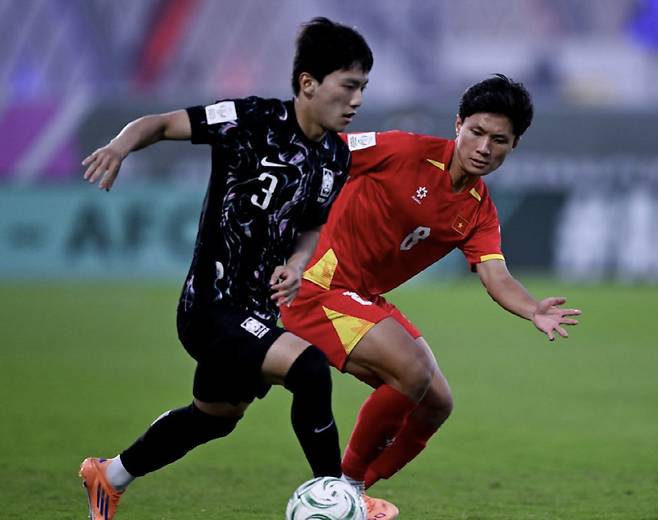 '역대 최초 패배 위기' 이대로 가면 망신이다...이민성호, 김상식의 베트남과 0-1 전반 종료