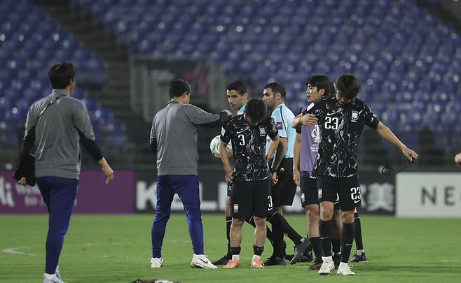 크로스, 크로스 또 크로스…단조롭고 둔탁한 한국축구, 베트남에 패해