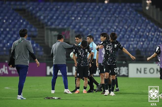 자존심 구긴 한국 축구, 1명 퇴장 당한 베트남에도 패배