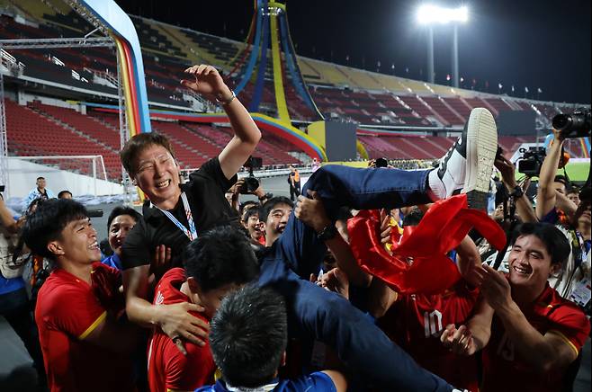 한국 누른 베트남 축구 '축제 분위기'...U-23 대표팀에 특별보너스