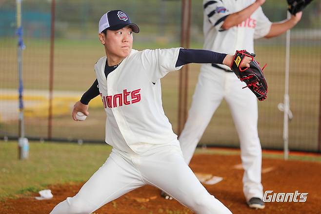 정 넘치는 롯데, 떠난 선수 끝까지 챙겼다…