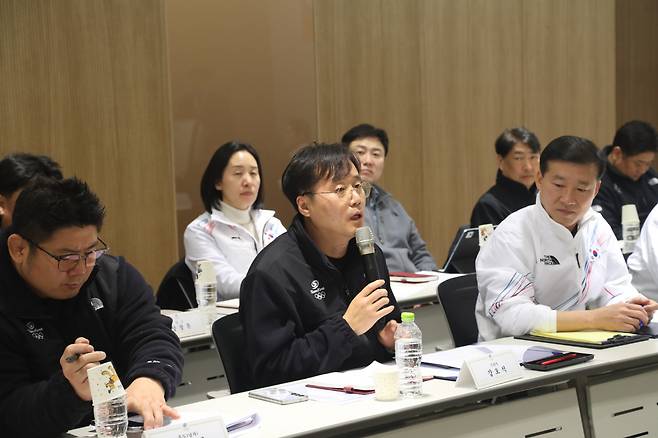 국가대표지도자들, 정청래 민주당 대표에 '국가대표X엘리트 체육 발전 위한 정책 건의서' 전달