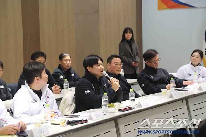 국가대표지도자들, 정청래 민주당 대표에 '국가대표X엘리트 체육 발전 위한 정책 건의서' 전달