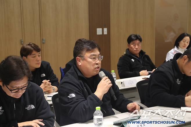 국가대표지도자들, 정청래 민주당 대표에 '국가대표X엘리트 체육 발전 위한 정책 건의서' 전달