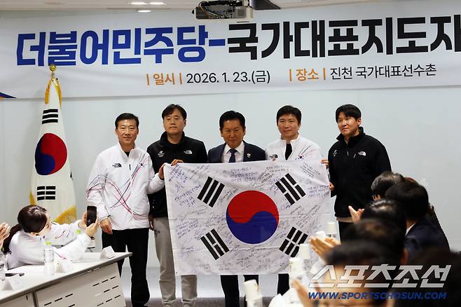 국가대표지도자들, 정청래 민주당 대표에 '국가대표X엘리트 체육 발전 위한 정책 건의서' 전달