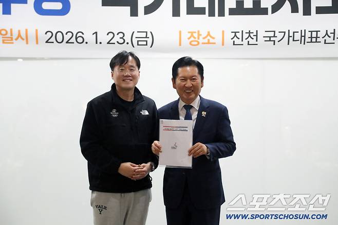 국가대표지도자들, 정청래 민주당 대표에 '국가대표X엘리트 체육 발전 위한 정책 건의서' 전달