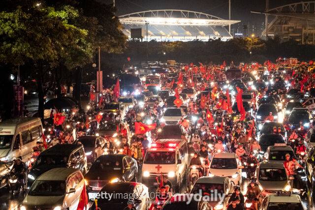 '10명이 싸워 한국 이겼다'…베트남은 국가적 축제, 새벽 3시에도 축하 행렬