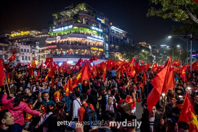 '10명이 싸워 한국 이겼다'…베트남은 국가적 축제, 새벽 3시에도 축하 행렬