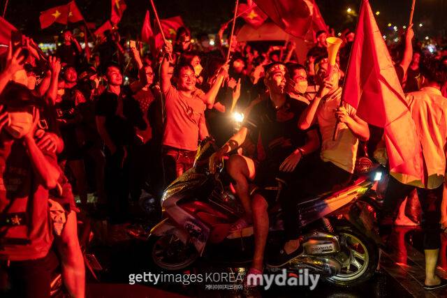 '10명이 싸워 한국 이겼다'…베트남은 국가적 축제, 새벽 3시에도 축하 행렬