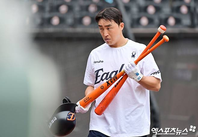 10개 구단 캠프 다 떠났는데…FA 중 손아섭만 비행기 못 탔다→'1년 계약+연봉 대거 삭감' 결단 뿐인가