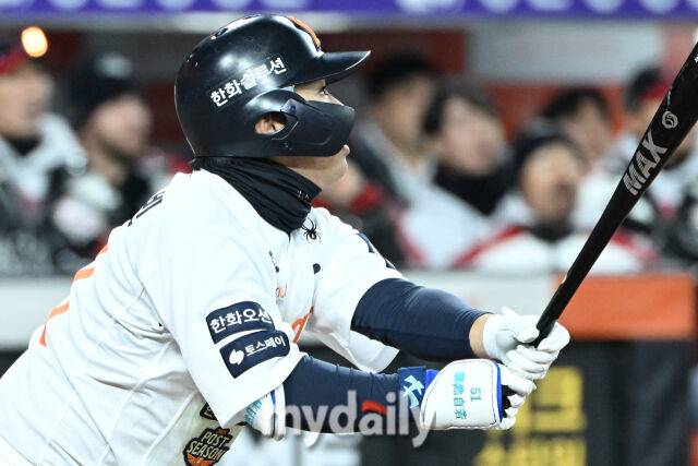 '연봉 161%↑' 한화 국대 외야수는 왜 깜짝 놀랐나…320억 다저스맨은 다르다