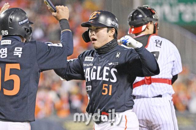 '연봉 161%↑' 한화 국대 외야수는 왜 깜짝 놀랐나…320억 다저스맨은 다르다