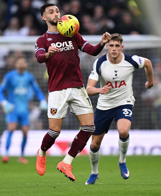 '손흥민 이어 줄줄이 이적하나' 토트넘 큰일 났다…리버풀, '1억 파운드 투자' 미키 판 더 펜 '러브콜 폭발'