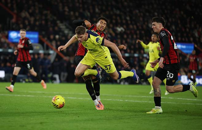 '손흥민 이어 줄줄이 이적하나' 토트넘 큰일 났다…리버풀, '1억 파운드 투자' 미키 판 더 펜 '러브콜 폭발'