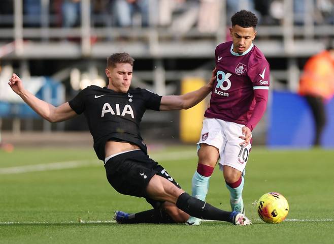 '손흥민 이어 줄줄이 이적하나' 토트넘 큰일 났다…리버풀, '1억 파운드 투자' 미키 판 더 펜 '러브콜 폭발'