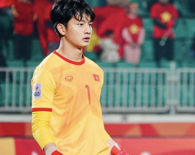 ‘베트남 차은우다!’ 한국축구 좌절시킨 훈남 GK, 베트남 국민영웅 등극했다