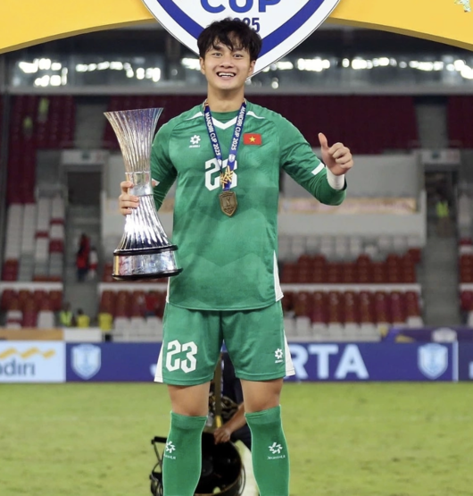 ‘베트남 차은우다!’ 한국축구 좌절시킨 훈남 GK, 베트남 국민영웅 등극했다
