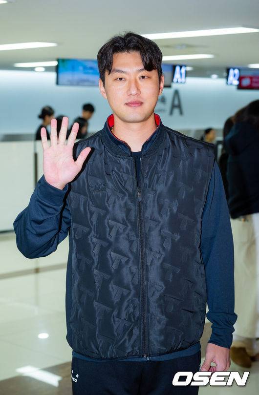 필승조 2명 없이 캠프 출발이라니…'2년 15억→1년 7억' 롯데는 홍건희에 관심이 없었을까