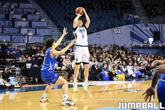 신장이 2m가 넘는데 뛰고 달린다…한국 농구를 이끌어야 할 빅맨들의 맞대결, 웃은 쪽은?