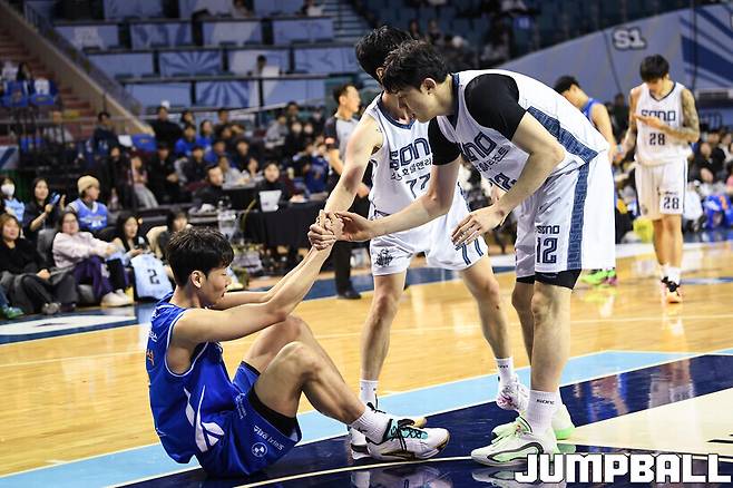 신장이 2m가 넘는데 뛰고 달린다…한국 농구를 이끌어야 할 빅맨들의 맞대결, 웃은 쪽은?