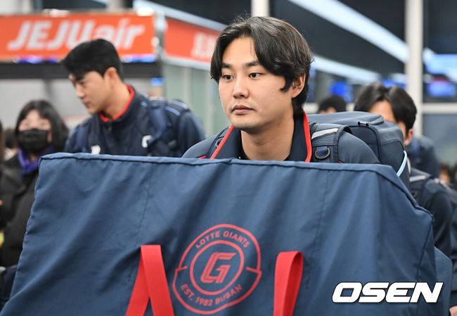 '아내 김지연 씨 폭로→이혼 암시' 롯데 정철원, 침묵의 캠프 출국길...구단도 상황 예의주시 [오!쎈 부산]