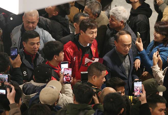 韓 꺾은 김상식 감독, 귀국장 '감동의 장면' 화제…베트남 국민들 또 반했다→