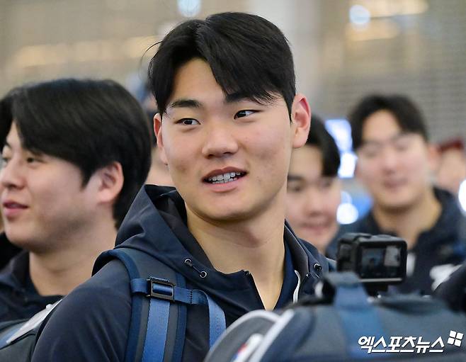 '연봉 고과 1위' 김주원, 왜 비즈니스 아닌 일반석 타고 출국했을까…
