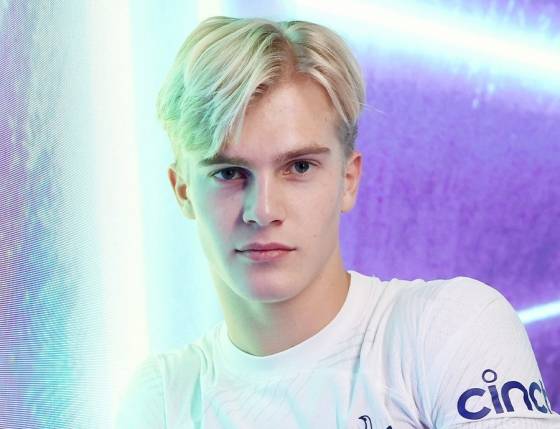 韓 들썩인 '얼굴 천재' 쓰러졌다→수술 공식발표...