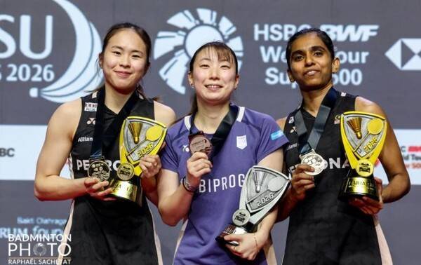 日 배드민턴 급조 페어, 결승 몇 시간 앞두고 의문에 부전패→시상대에 홀로 등장...그럼에도 웃었다