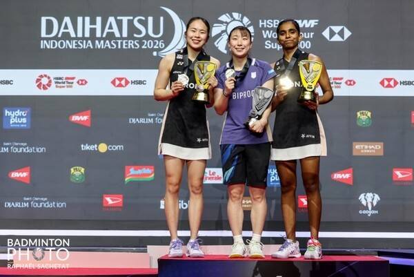 日 배드민턴 급조 페어, 결승 몇 시간 앞두고 의문에 부전패→시상대에 홀로 등장...그럼에도 웃었다